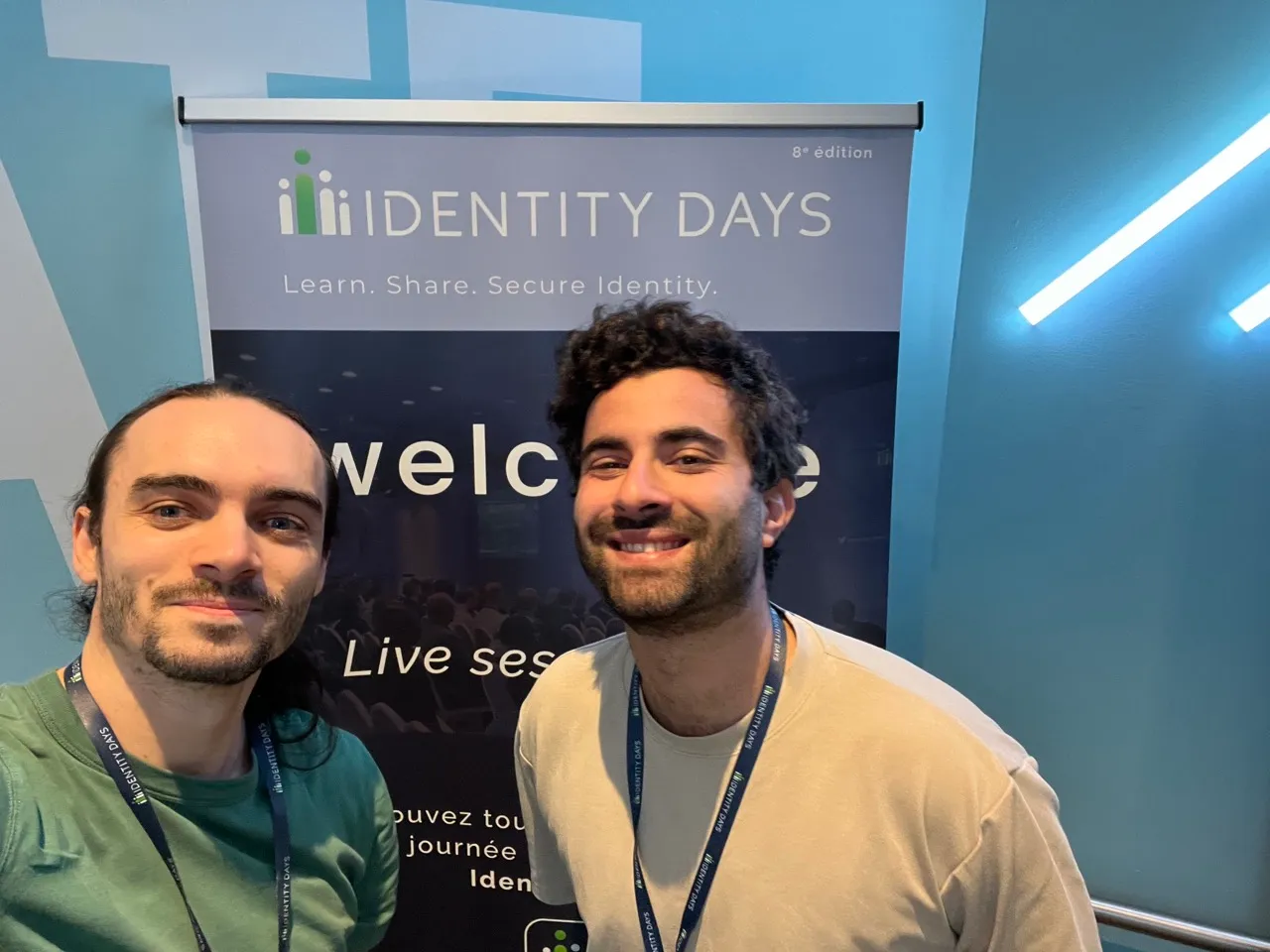 Deux membres de l'équipe Cloud-IAM devant la bannière des Identity Days